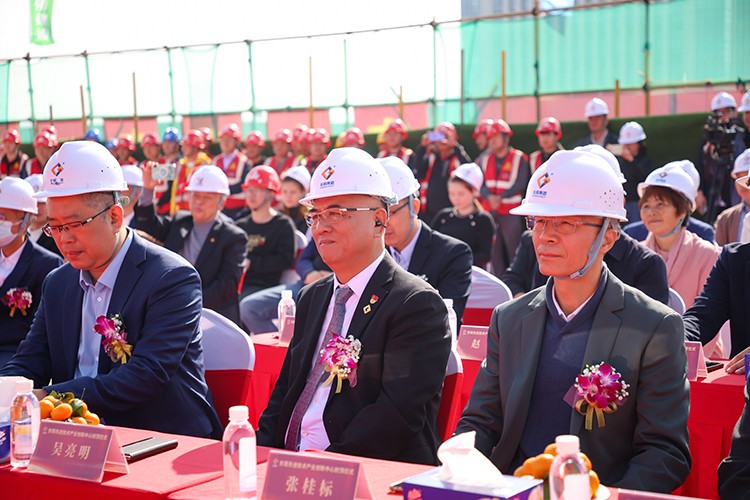 乘势而上，喜封金顶｜东莞先进技术产业创新中心封顶仪式圆满举行！